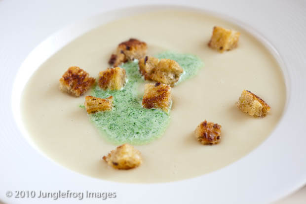Pastinaak soep met peterselieroom en croutons | simoneskitchen.nl