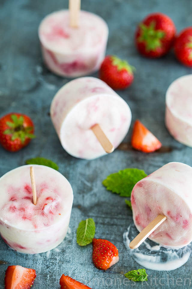 Yoghurt aardbeien en frambozen ijsjes op een stokje | simoneskitchen.nl