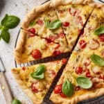 Hartige taart met tomaat