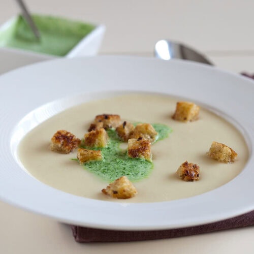 Pastinaaksoep met croutons en peterselieroom