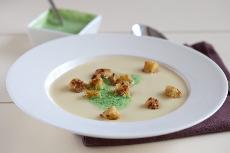 Pastinaaksoep met croutons en peterselieroom