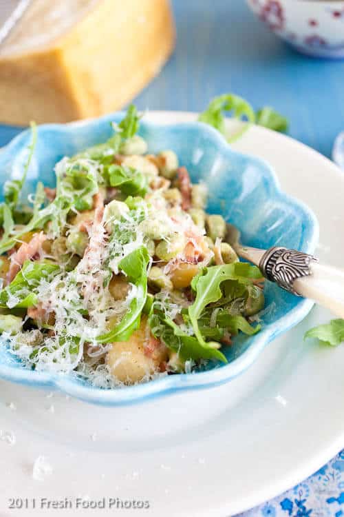 gnocchi met tuinbonen. en rucola