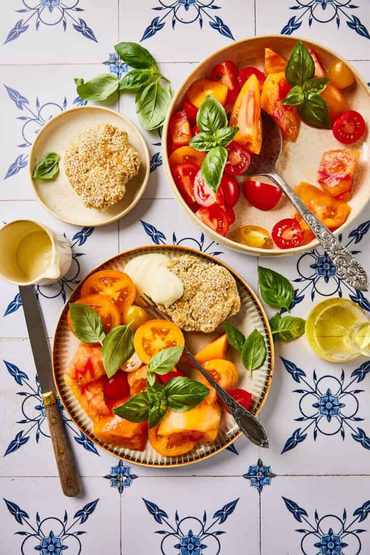 Kipburger met tomatensalade