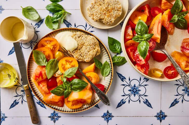 Kipburger met tomatensalade