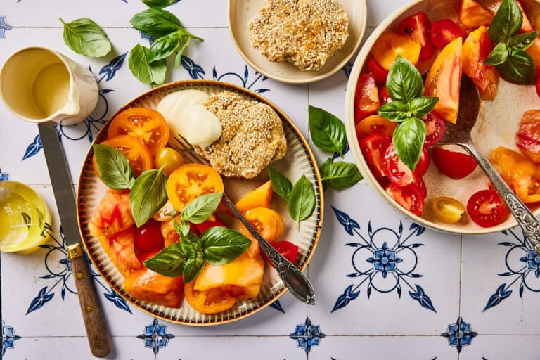 Kipburger met tomatensalade