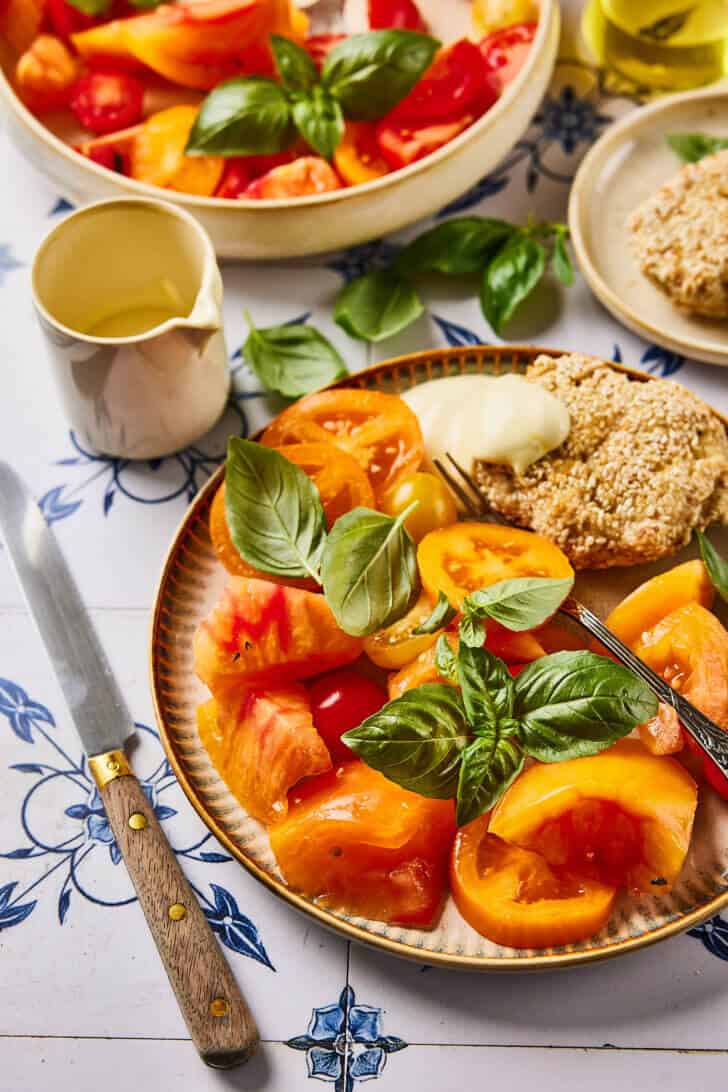 Kipburger met tomatensalade