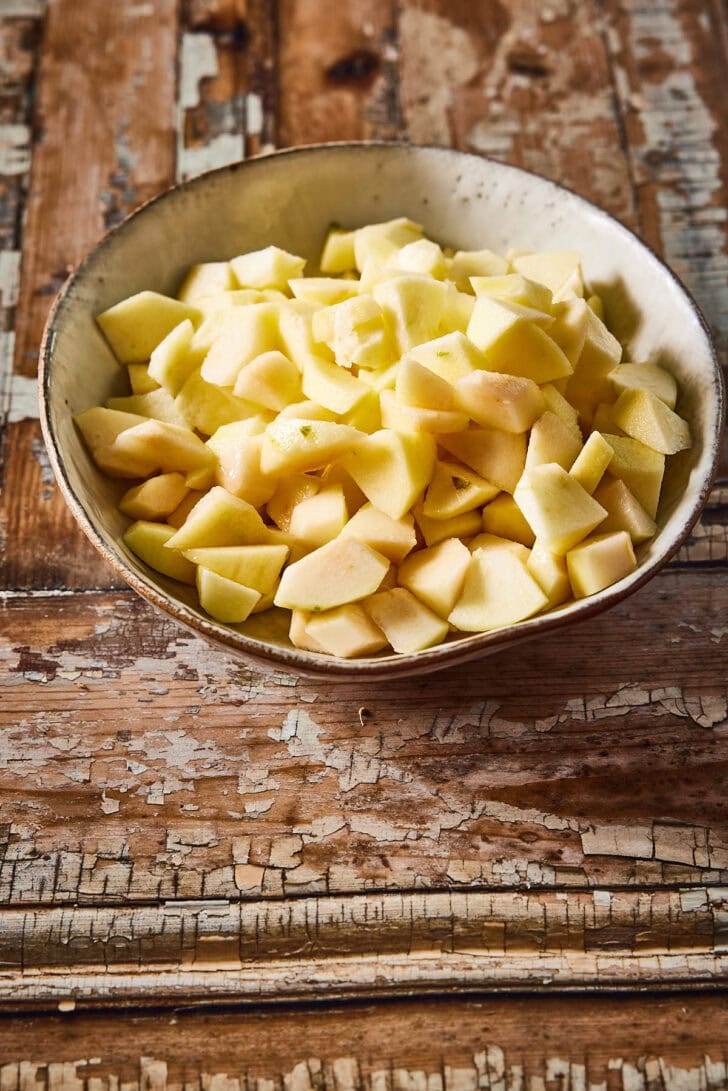 Snij al het fruit voor de appelchutney