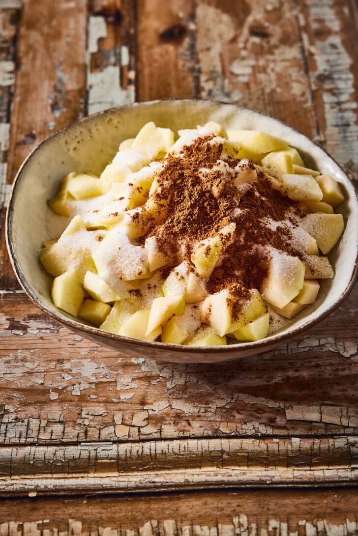 Voeg suiker en kaneel toe