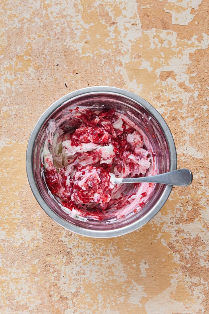 Meng het fruit door de mascarpone