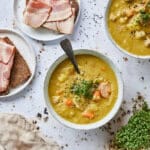 Oud hollandse erwtensoep met roggebrood en katenspek