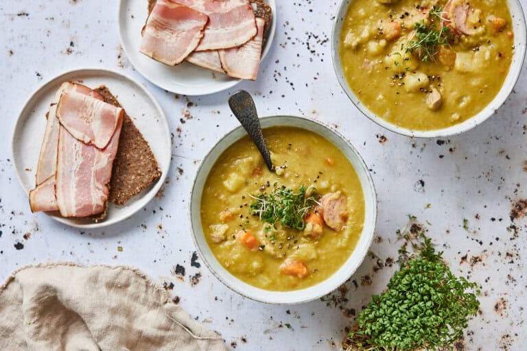 Oud hollandse erwtensoep met roggebrood en katenspek