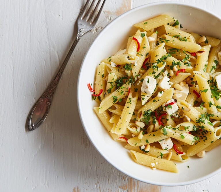 Pasta met feta en chili
