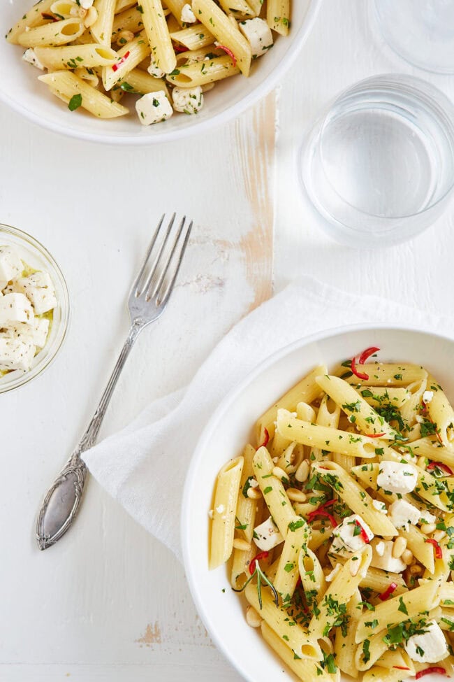 Pasta met feta en chili