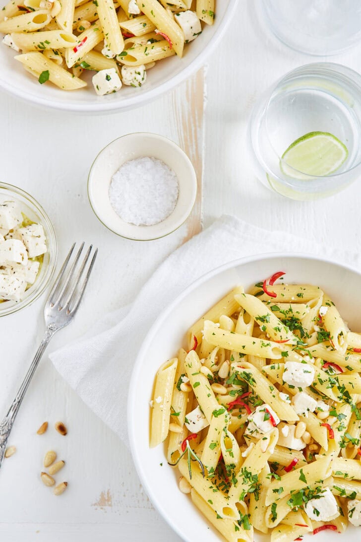 Pasta met feta en chili