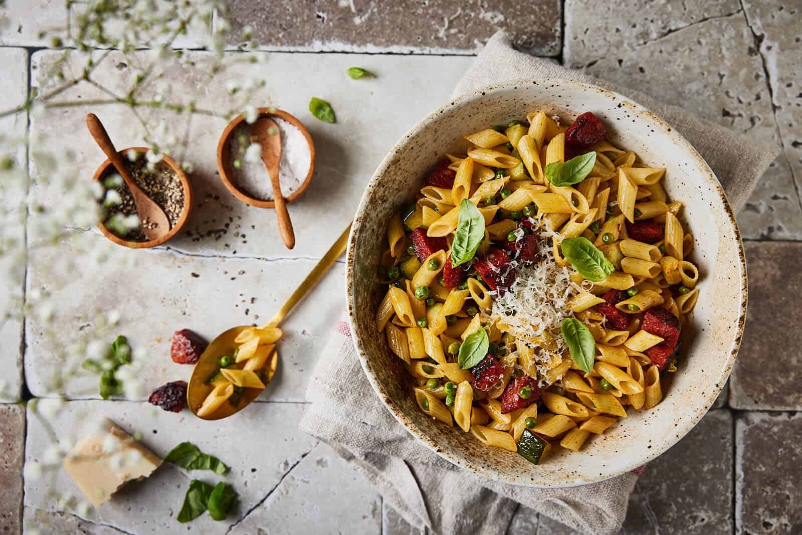 Pasta met chorizo, doperwtjes en courgette