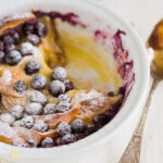 Broodpudding met blauwe bessen