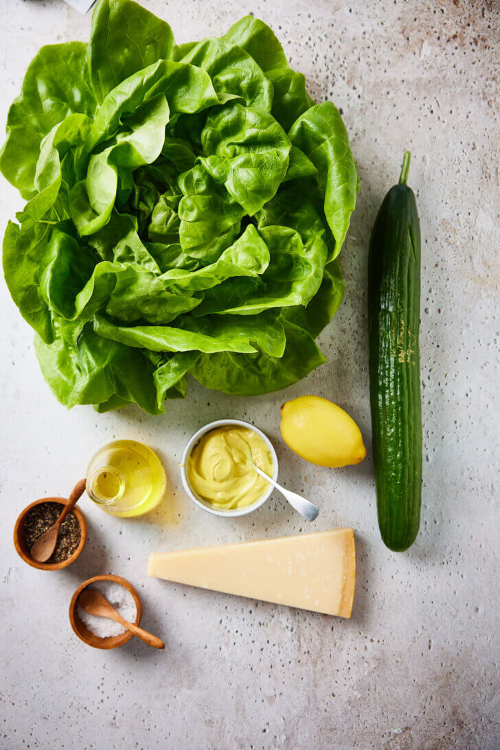 Ingredienten voor de sla en komkommersalade