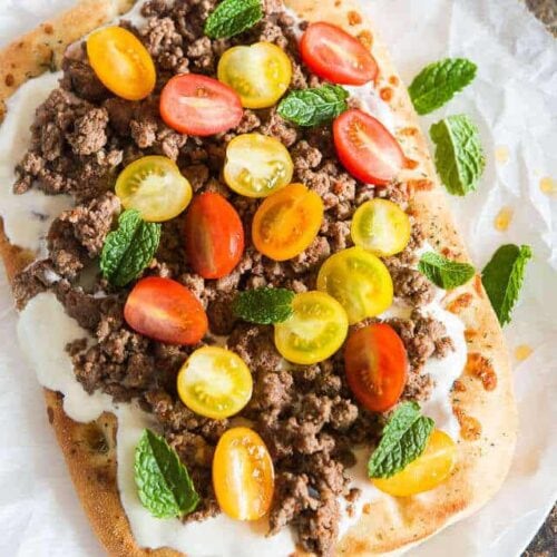 Snelle Turkse pizza van naanbrood