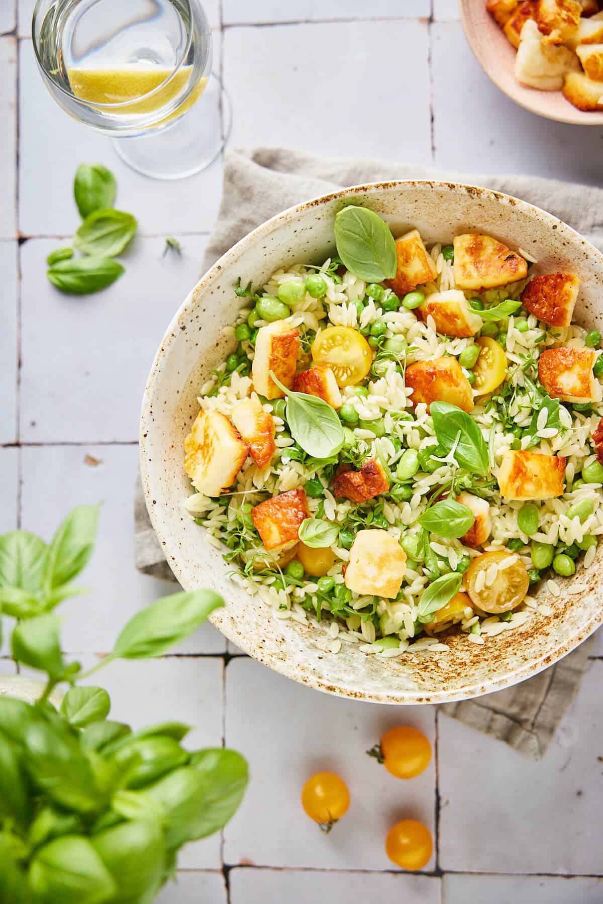 Groene orzo salade met halloumi