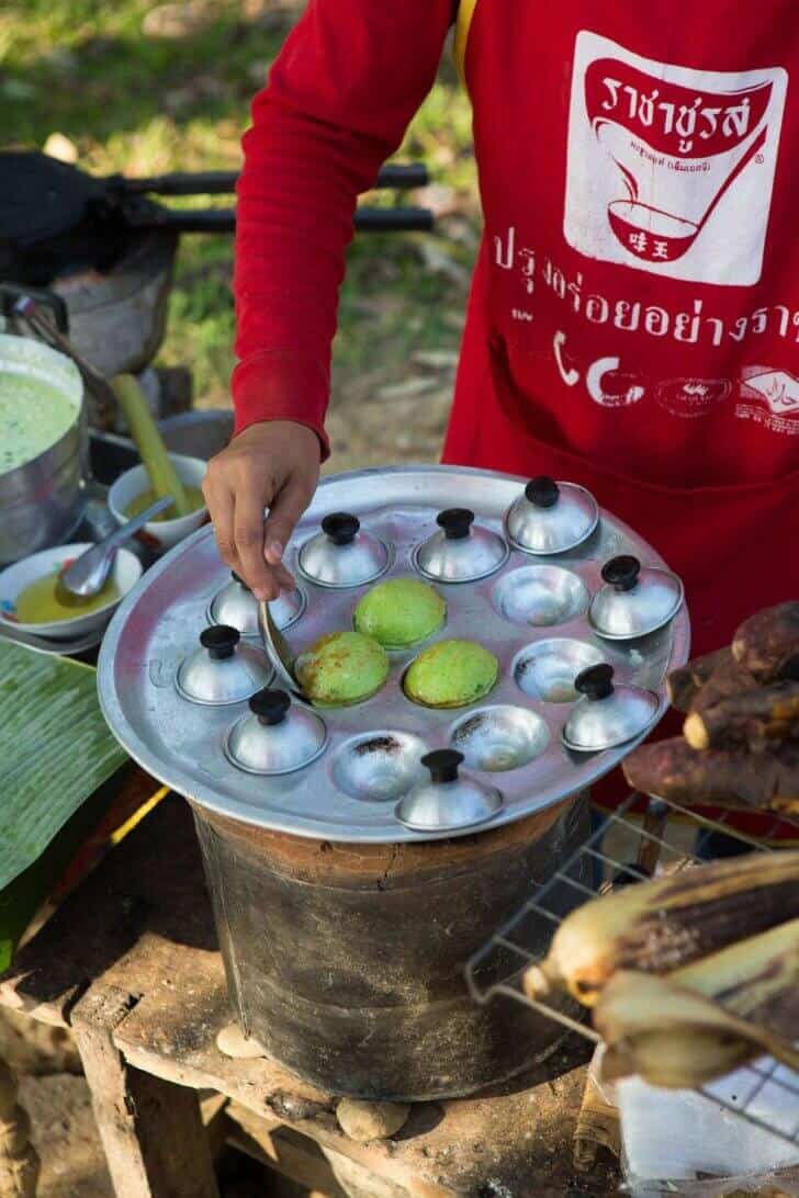 Maken van de pandan kokospoffertjes