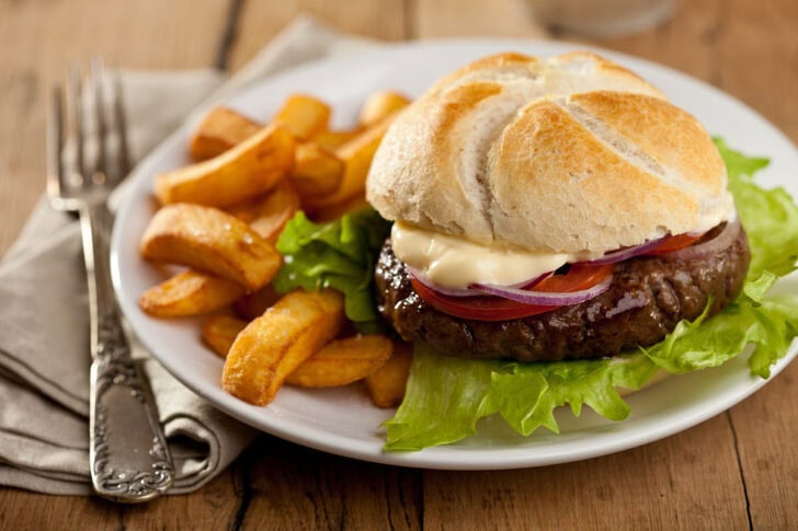 Hamburger met frietjes