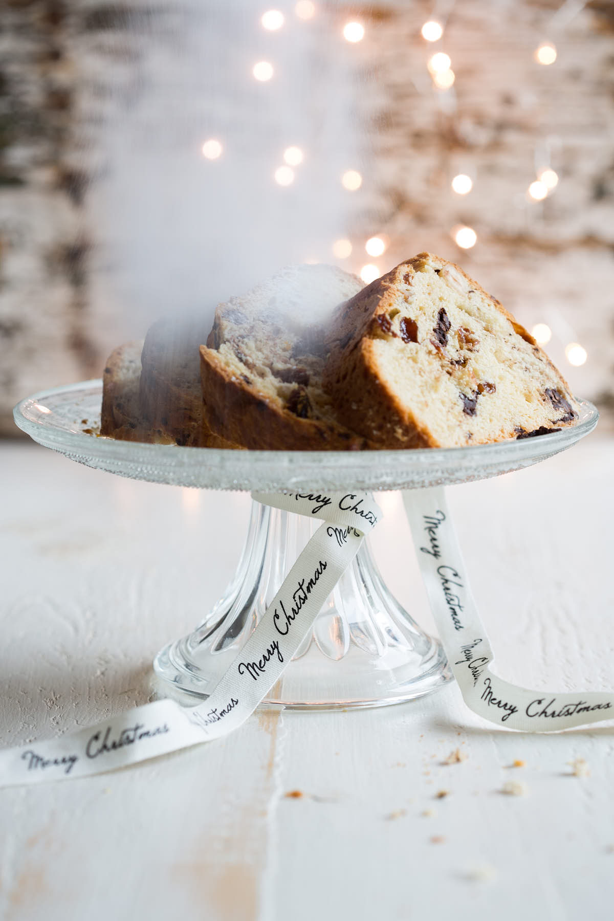 Bestuif de panettone met wat poedersuiker
