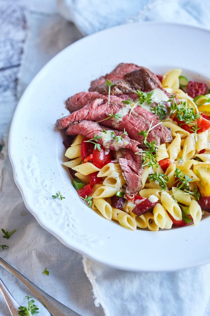 Pastasalade met biefstuk