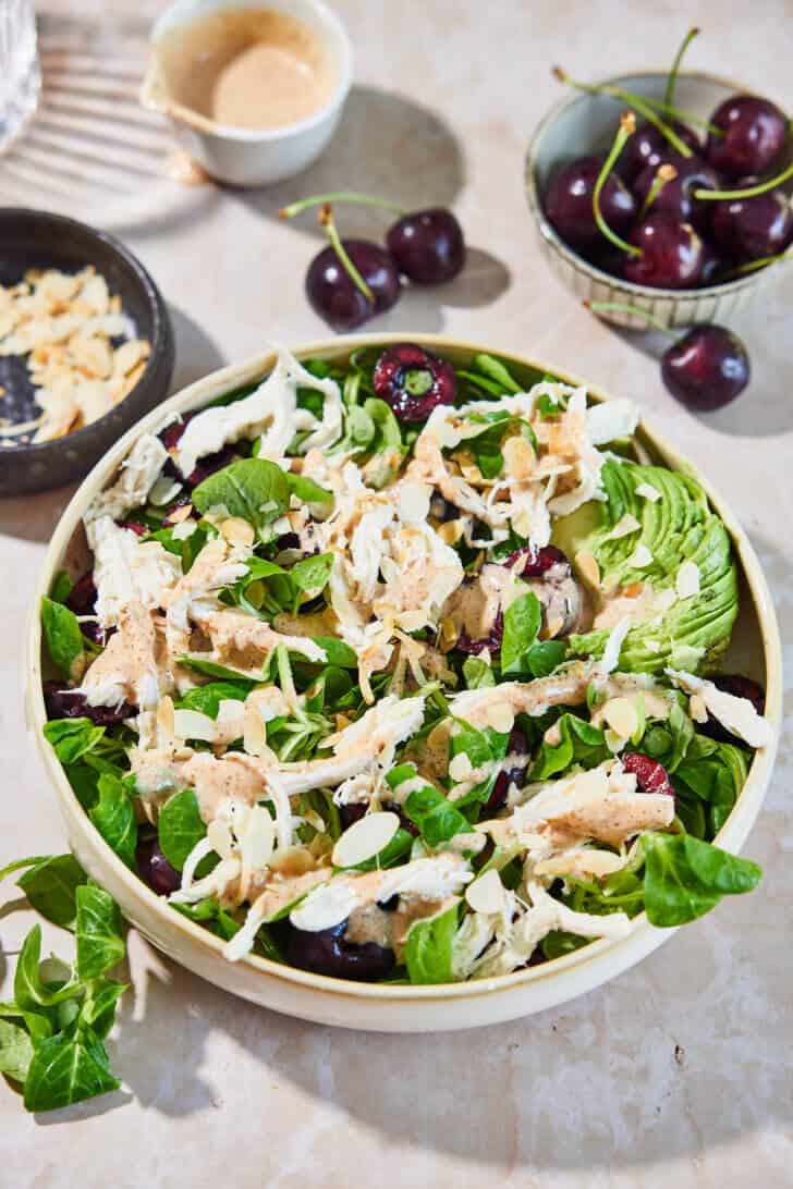 Kipsalade met kersen