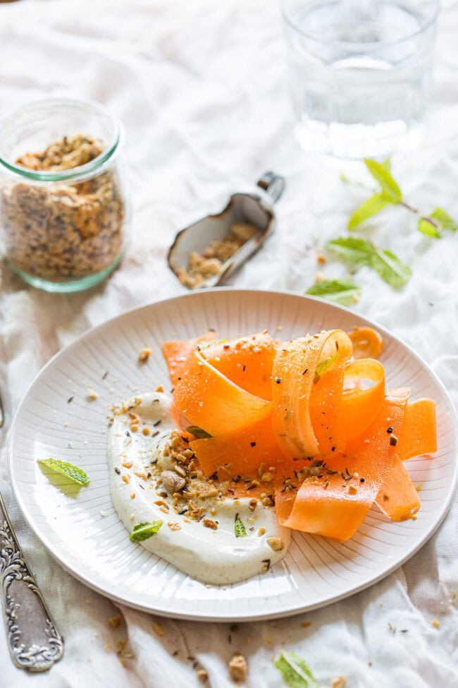 Wortelsalade met yoghurt dressing en dukkah