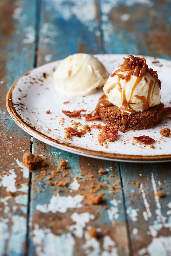 Feestelijk dessert met bastogne en vanille ijs
