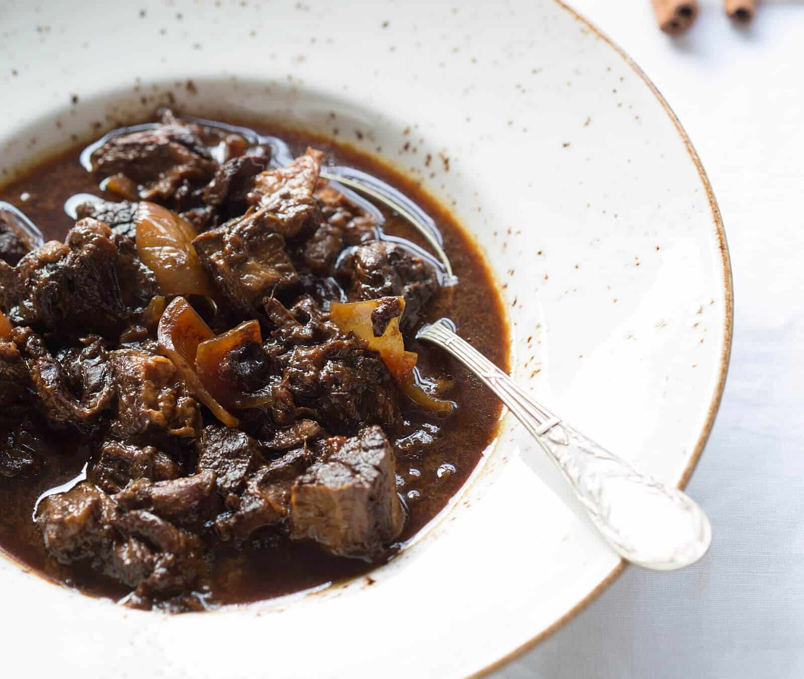 Slowcooker runderstoofpot met pruimen en guiness