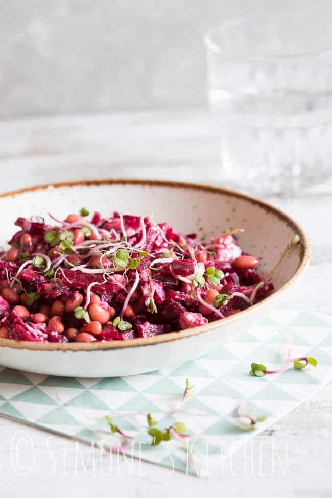 salade met black eyed peas, rode biet en geitenkaas