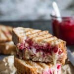 Sandwich met cranberrysaus en camember