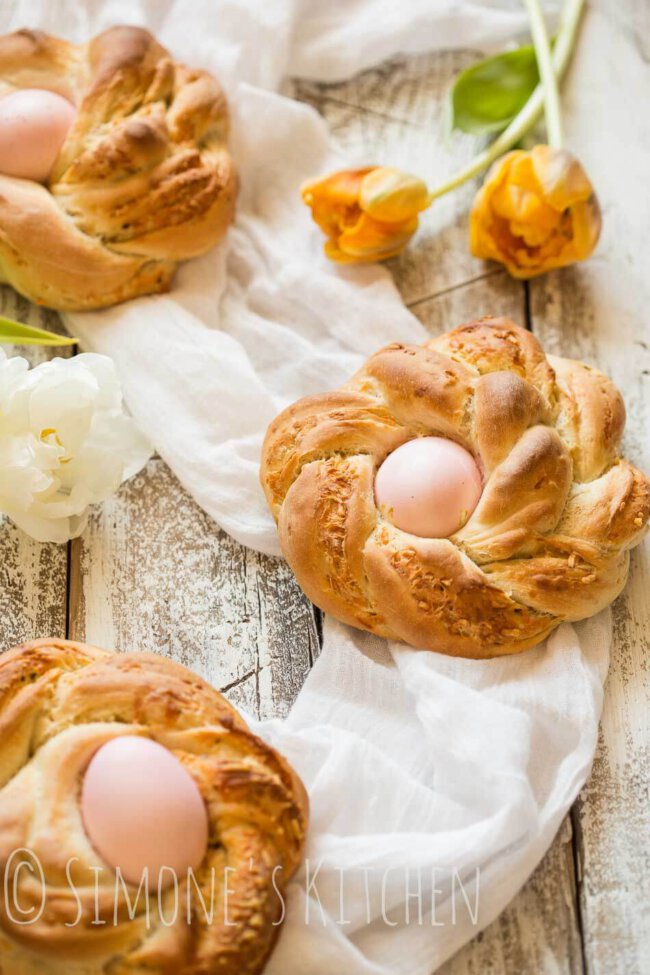 Feestelijke paasbroodjes met een hartige twist | simoneskitchen.nl