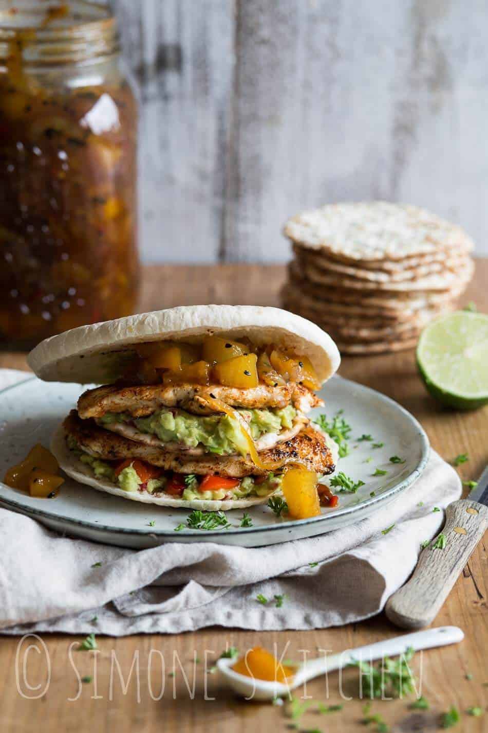 Platte kipburger in een pita broodje
