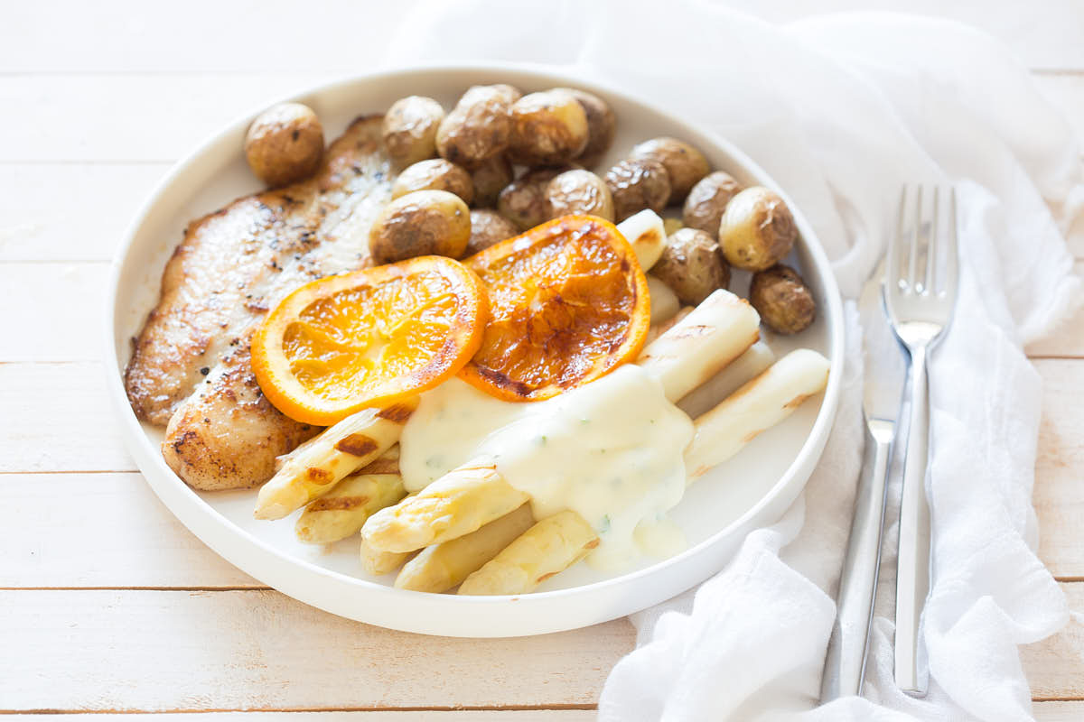 Gegrilde asperges met visfilet en sinaasappel