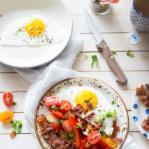 breakfast with tomatoes and bacon 1