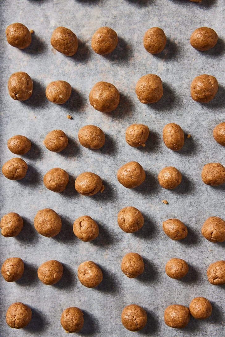 Rol het deeg in balletjes