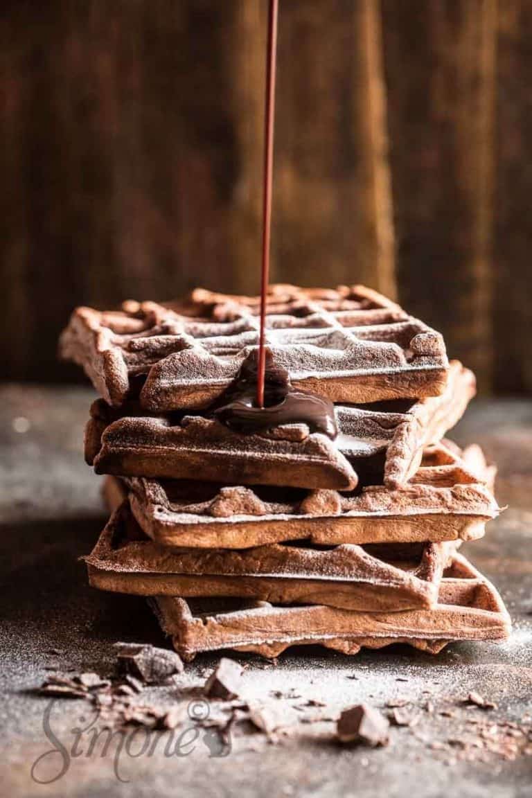 Chocolade wafels met chocolade saus | simoneskitchen.nl