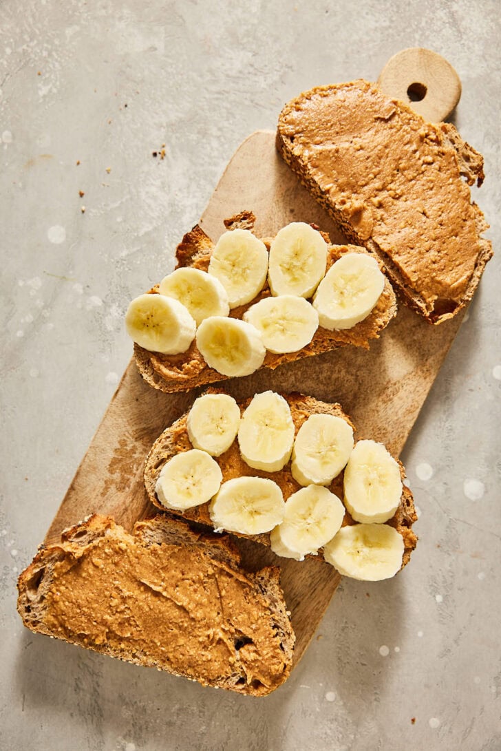 Beleg met pindakaas en banaan