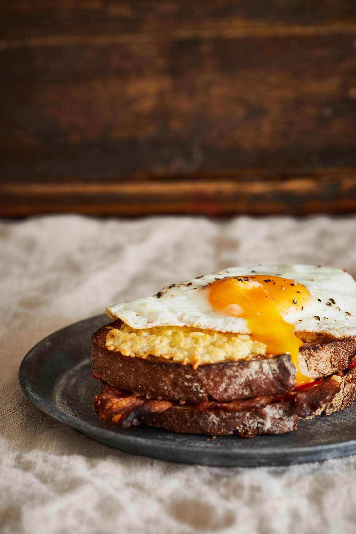 Tosti met pindakaas en spek