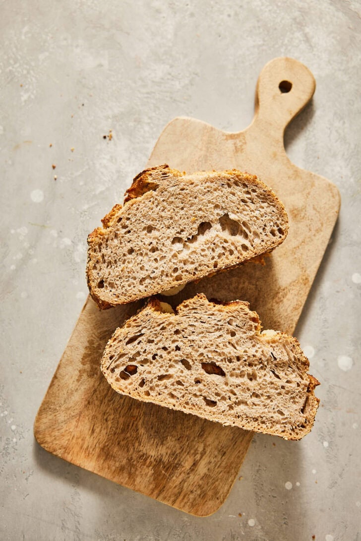 Leg de andere boterham op het beleg en besmeer ook hier de buitenkant met boter