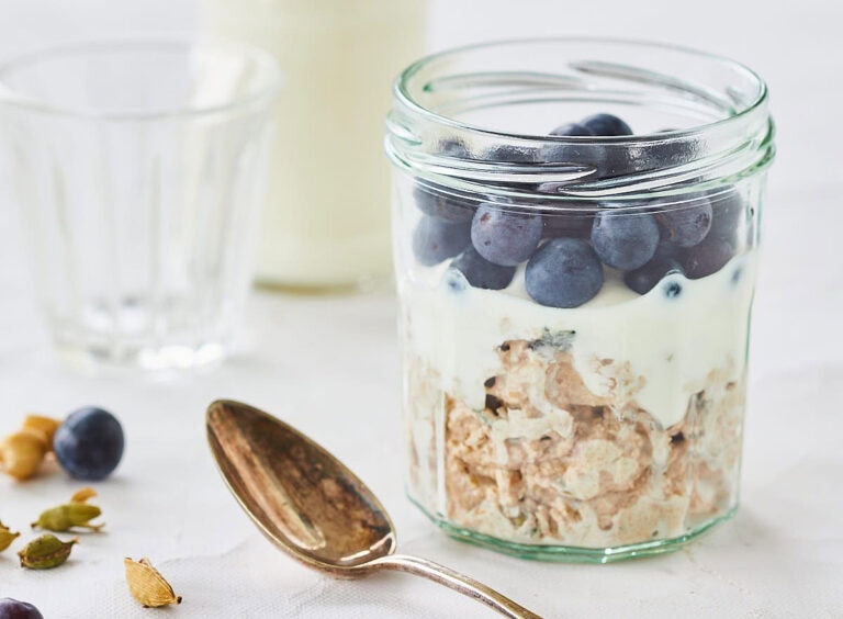 Overnight oats met blauwe bessen