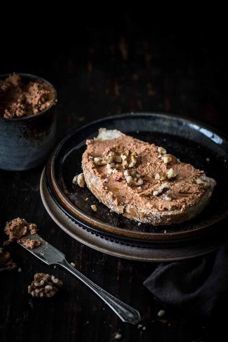 Vegetarische pate op een boterham