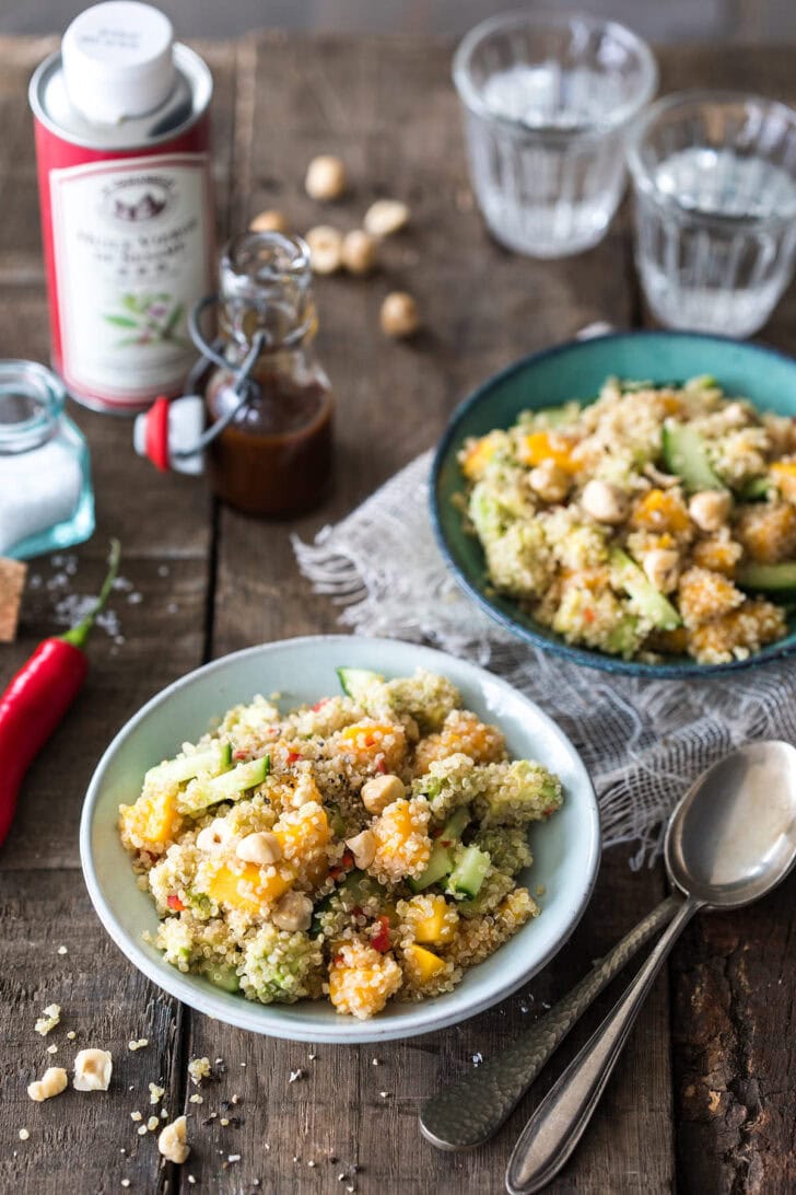 Quinoa salade met mango en hazelnootjes