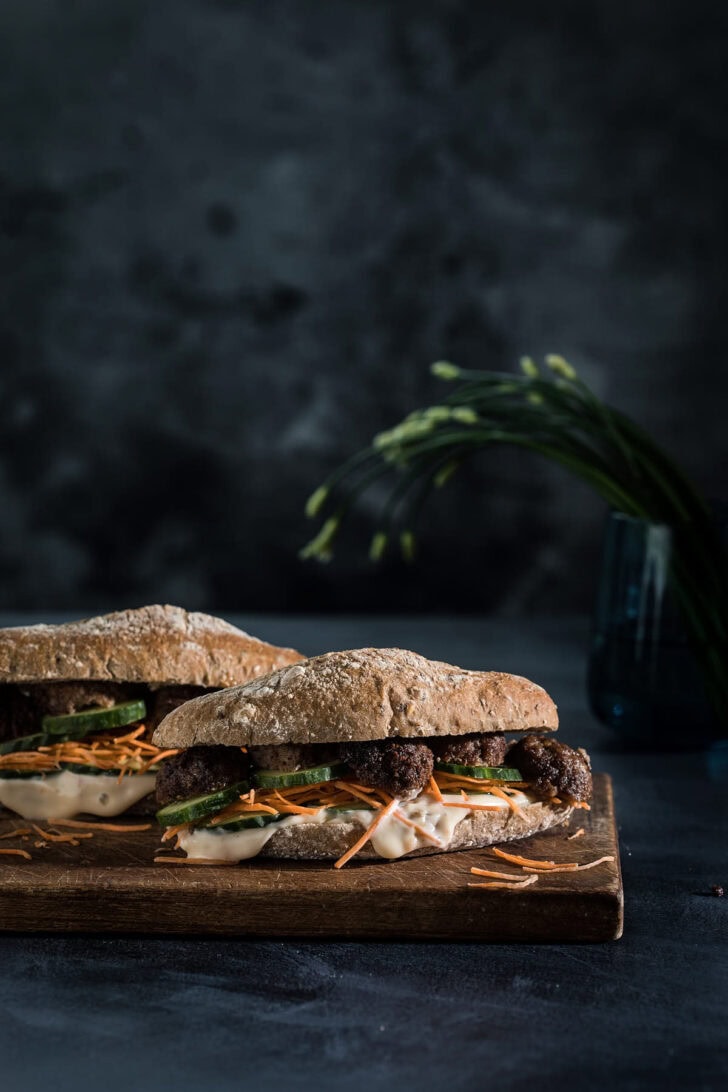 Banh mi xiu mai. Vietnamese sandwich met gehaktballen