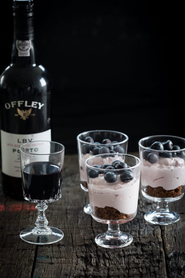 Cheesecake met port en blauwe bessen