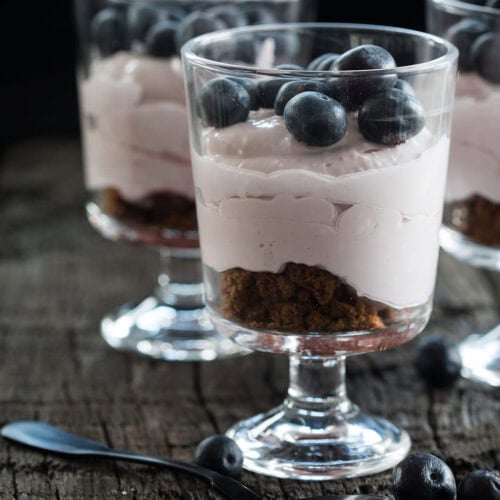 Snelle cheesecake met port en blauwe bessen