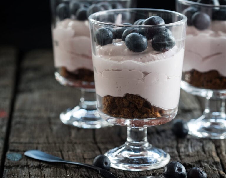 Snelle cheesecake met port en blauwe bessen