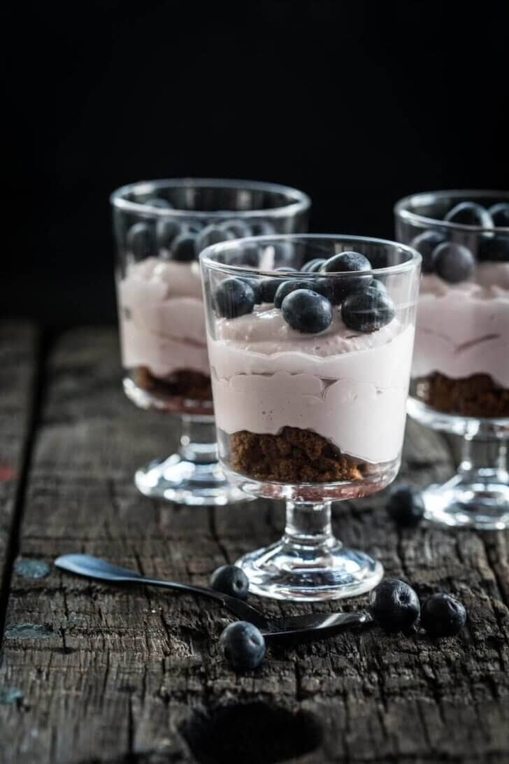 Snelle cheesecake in drie glaasjes met port en blauwe bessen
